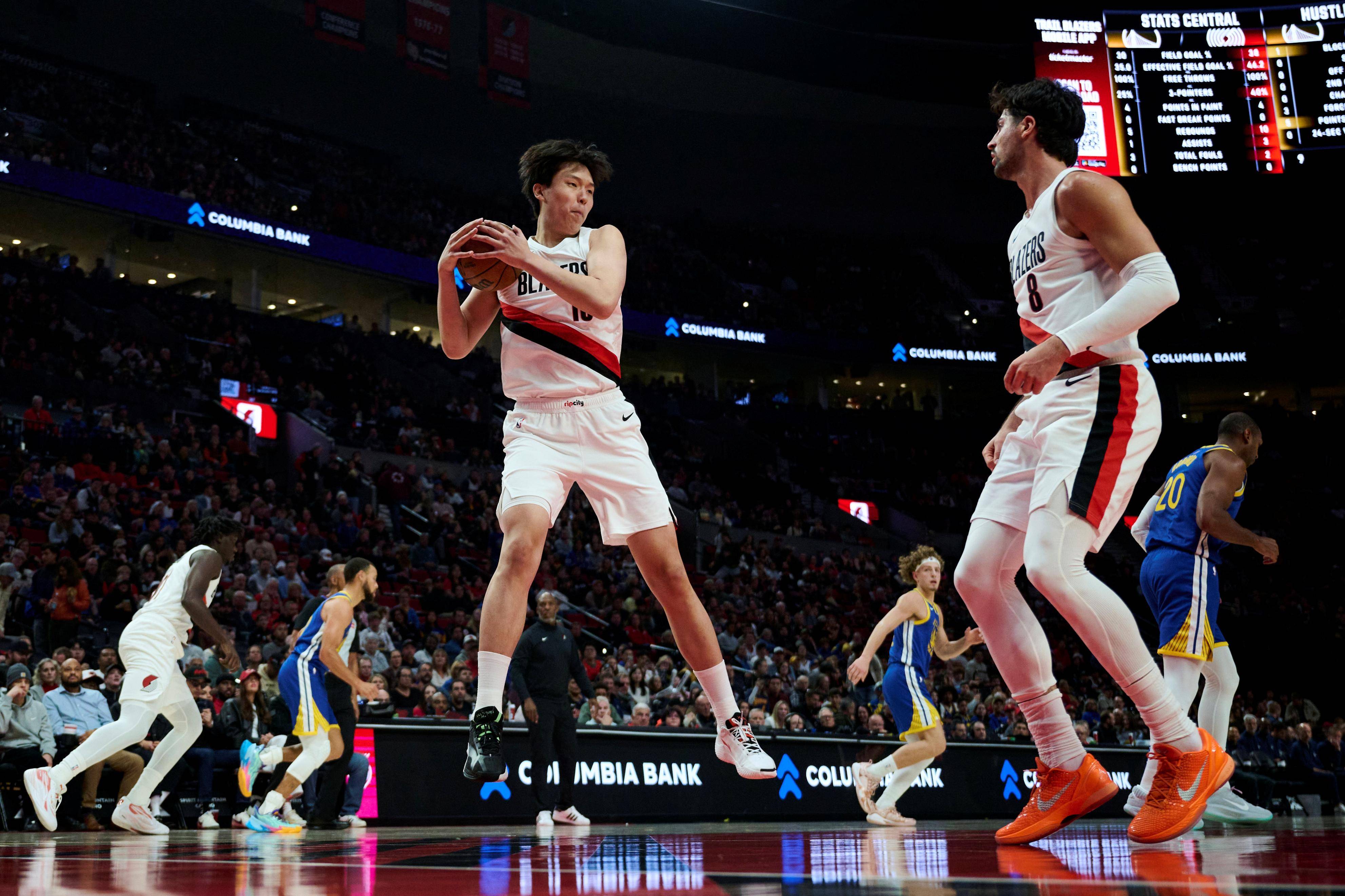 赛前费城76人调整名单以备社区盾，门线救险环节打磨，目标明确，年轻球员得到机会